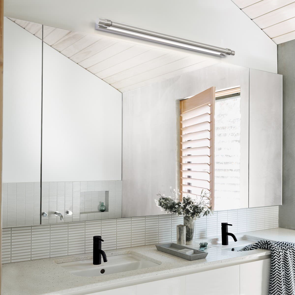 Kings 900mm LED Colour-Switching Wall Bracket in Chrome-img-2