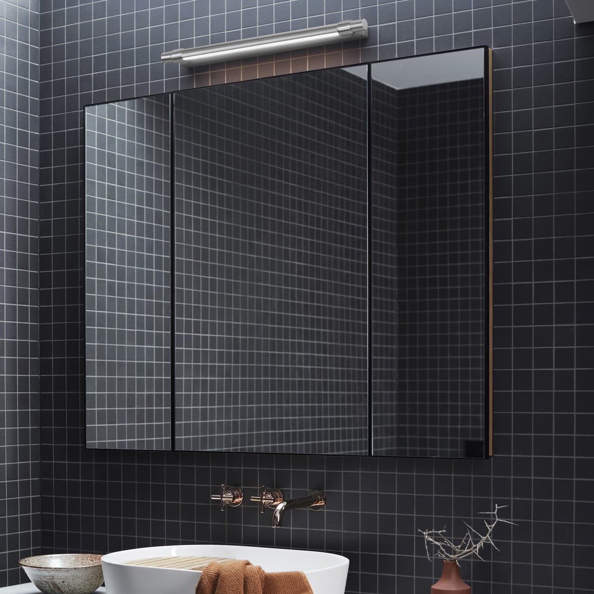 Kings 600mm LED Colour-Switching Wall Bracket In Chrome-img-2
