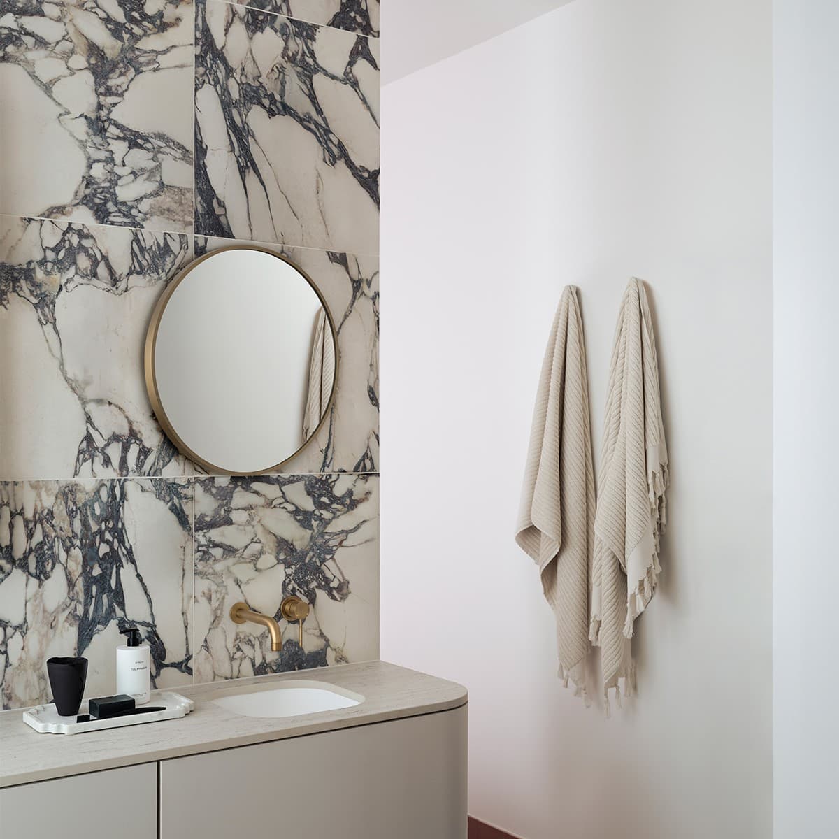 Contour Round LED Backlit Mirror in White-img-8