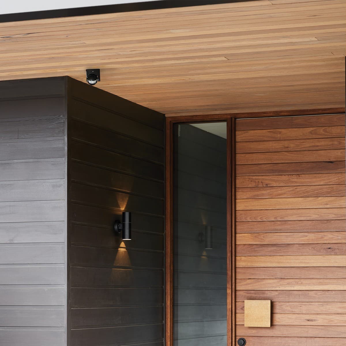 Sentinel 2 Light Wall Bracket in Black-img-3