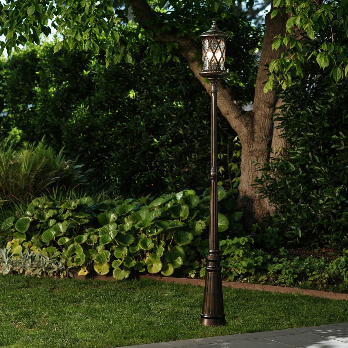 Villa Medium Exterior Wall Bracket in Antique Gold Finish-img-4
