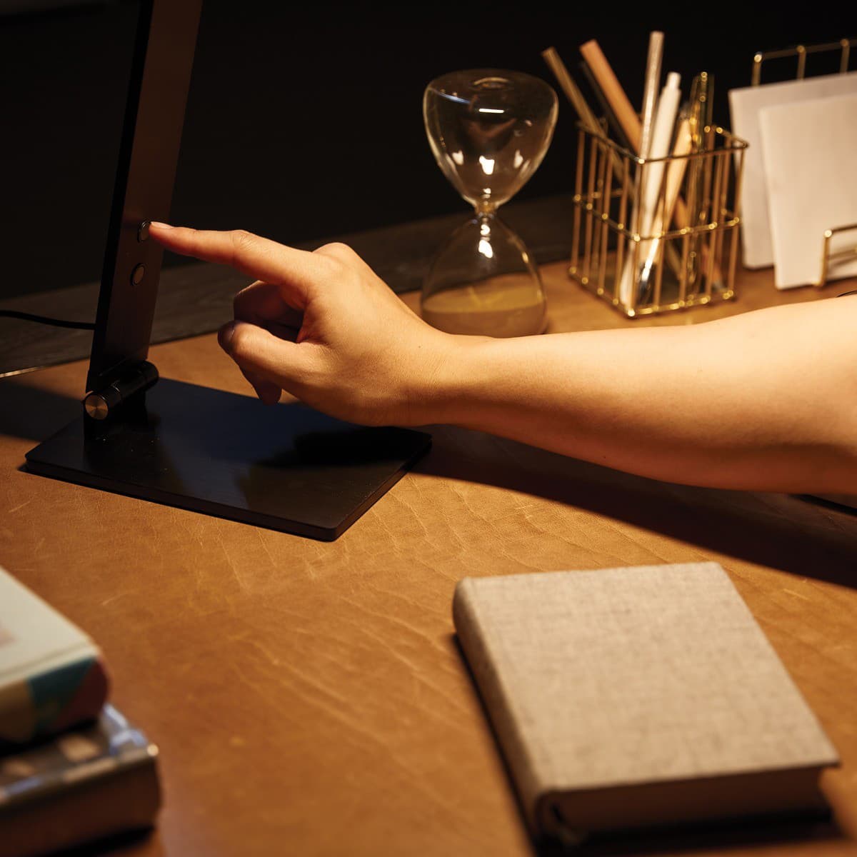 LEDlux Terrence LED Black Dimmable Colourshift Table Lamp-img-4