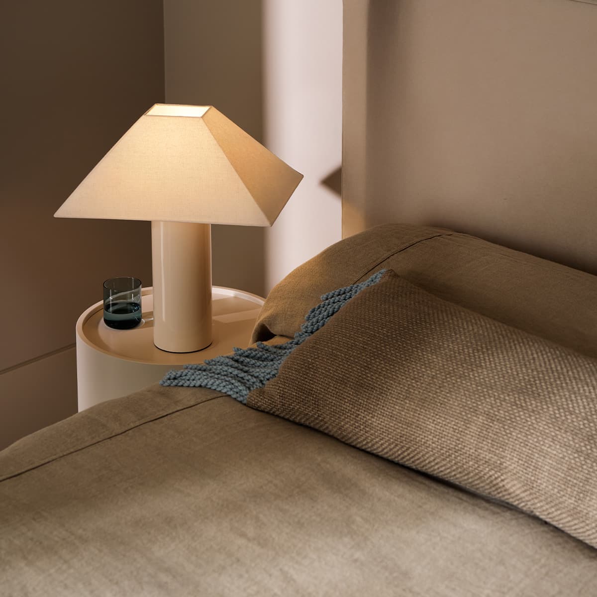 Misha Ceramic Table Lamp in White-img-2