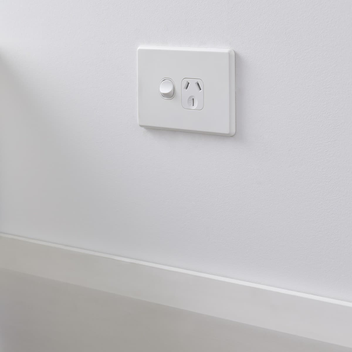 Lucci Power Quantum Single GPO Only in Matte White-img-2