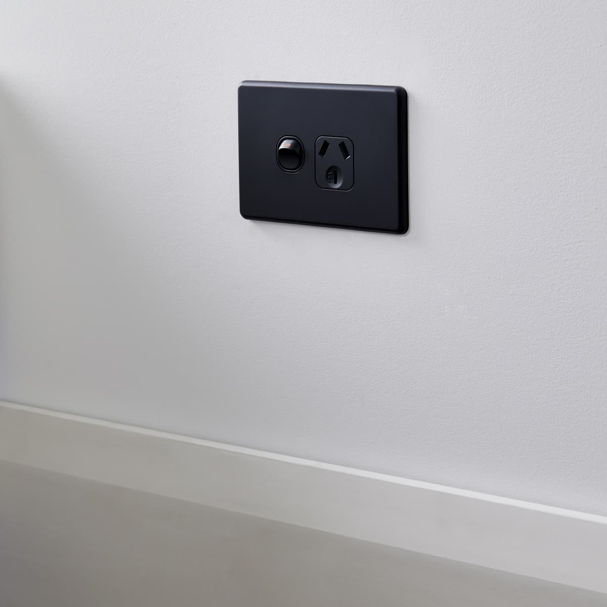 Lucci Power Quantum Single GPO Only in Matte Black-img-2