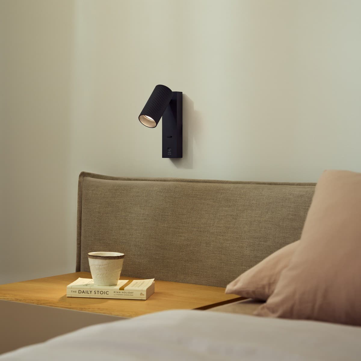 Jessy 1 Light Ribbed Wall Bracket with USB-C Charging Port in Black-img-2