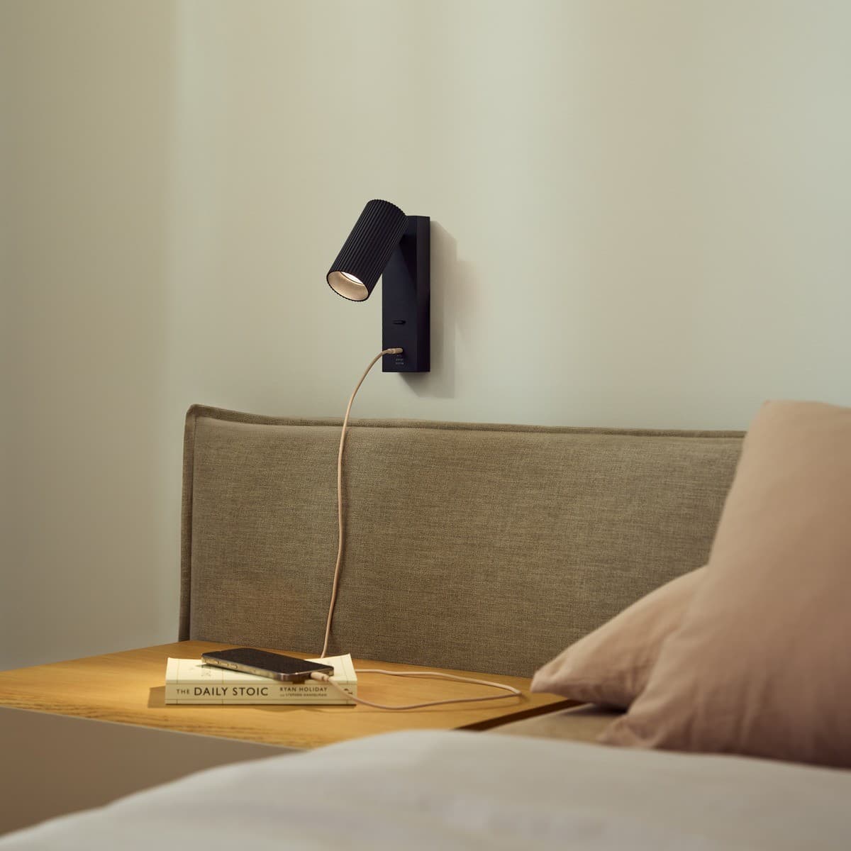 Jessy 1 Light Ribbed Wall Bracket with USB-C Charging Port in Black-img-3